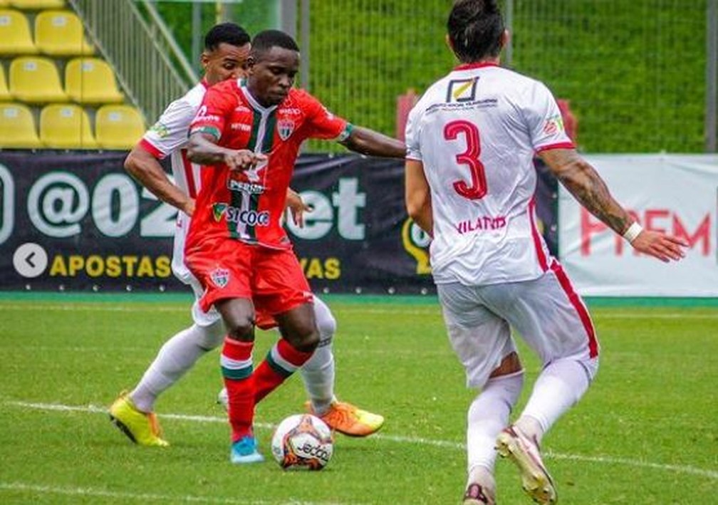 Marcudinho, entre jogadores do Vilavelhense, pela segunda rodada do capixaba 2021 - Foto: Cid Fernandes 